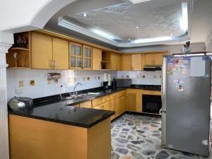 Kuchyň nebo kuchyňský kout v ubytování Lujosa casa, excelente sector, amplia con piscina