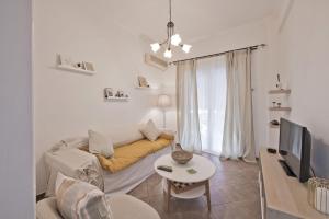 TV a/nebo společenská místnost v ubytování Irida Stylish, Cozy, Fully Equipped Apt