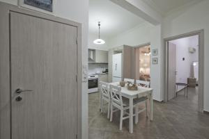 Kuchyň nebo kuchyňský kout v ubytování Irida Stylish, Cozy, Fully Equipped Apt