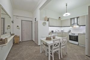 Kuchyň nebo kuchyňský kout v ubytování Irida Stylish, Cozy, Fully Equipped Apt