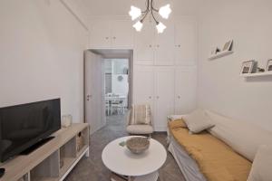 TV a/nebo společenská místnost v ubytování Irida Stylish, Cozy, Fully Equipped Apt