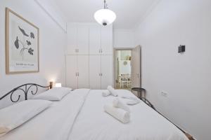 Postel nebo postele na pokoji v ubytování Irida Stylish, Cozy, Fully Equipped Apt