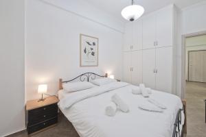 Postel nebo postele na pokoji v ubytování Irida Stylish, Cozy, Fully Equipped Apt