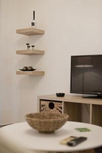 TV a/nebo společenská místnost v ubytování Irida Stylish, Cozy, Fully Equipped Apt