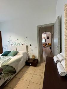een slaapkamer met een groot bed en een hal bij La Corte del Principe in Bracciano