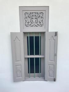 una ventana abierta en una pared blanca con una puerta en Beachbums CoLiving Midigama, en Midigama East