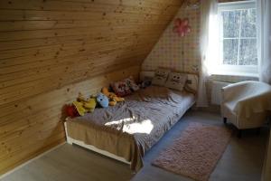 a bedroom with a bed with stuffed animals on it at Uroczy Dom Całroczny W Bogaczewie Nad Jeziorem Narie in Bogaczewo