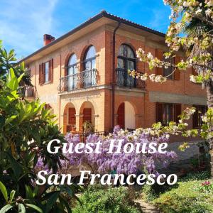 a guest house in san francisco with the text guest house san francisco at San Francesco in Rapolano Terme