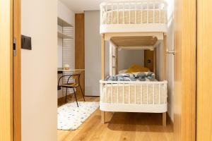 a bedroom with a bunk bed in a room at AndBnB I Refugio a Pie de Pistas con Piscina, Sauna y Gym in El Tarter