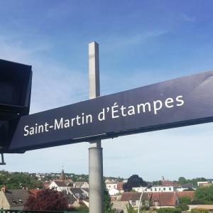 a blue street sign that reads saint martin d elements at Charmant Studio à Étampes in Étampes