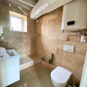 a bathroom with a toilet and a sink and a tub at Studio Cosy et Lumineux à Etampes in Étampes