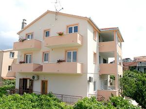 um grande edifício branco com varandas em Apartments Belas em Trogir