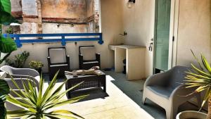 トラーパニにあるIl Borgo Trapaneseの椅子とテーブルと植物のある部屋