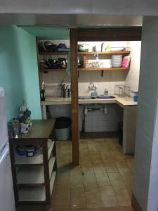 una pequeña cocina con fregadero y mesa en Hostel Varna Botanika en Varna