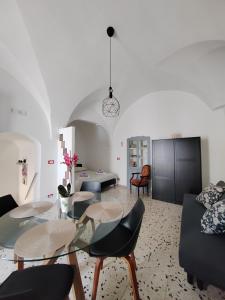 een woonkamer met een tafel en stoelen bij House of roses in Ceglie Messapica