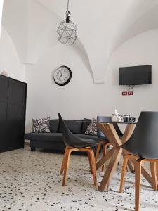 een woonkamer met een bank en een tafel bij House of roses in Ceglie Messapica