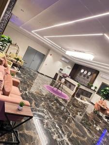 - un salon avec un canapé et une table dans l'établissement لافانتا للشقق المخدومه - LAVANTA Hotel, à Khobar