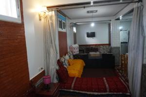 Zaouia dʼIfrane的住宿－SamIfrane1，带沙发和电视的客厅