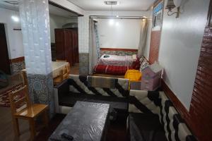 Zaouia dʼIfrane的住宿－SamIfrane1，小房间,配有一张床和一张桌子
