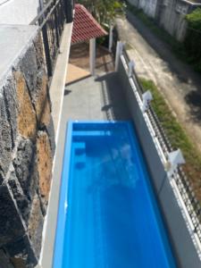 a swimming pool on the side of a building at Villa à pereybere in Pereybere