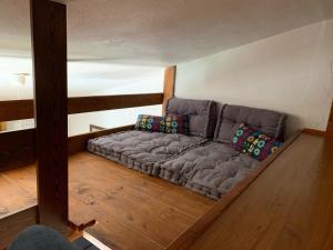 Appartamento ad Ovindoli في أوفندولي: غرفة معيشة مع أريكة في الزاوية