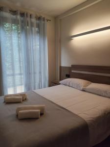 - 2 lits dans une chambre avec 2 serviettes dans l'établissement Dúplex en Valencia d'Àneu (Baqueira Beret), à Valencia de Aneu