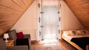 a bedroom with a bed and a large window at Krokus in Sromowce Niżne