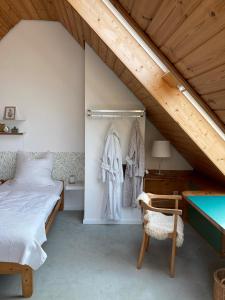 1 dormitorio con cama y mesa de billar en Ferienwohnung Frangenberg, en Lindlar