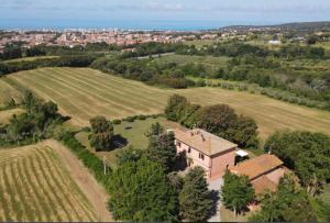een luchtfoto van een huis in een veld bij Agriturismo Le Cerbonche in Rosignano Marittimo