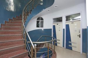 una scala in un edificio con pareti bianche e blu di OYO Hotel Dev a Palwal
