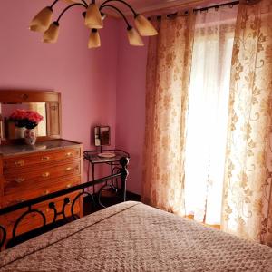 ラポラーノ・テルメにあるSan Francescoのベッドルーム1室(ベッド1台、ドレッサー、窓付)