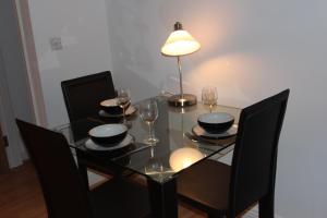uma mesa de jantar com copos e um candeeiro em Bryher em Wadebridge