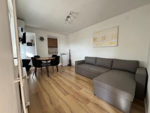 una sala de estar con un sofá y una mesa en Captain's apartment, en Portorož