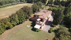 una vista aérea de una casa grande con árboles en Agriturismo Le Cerbonche, en Rosignano Marittimo