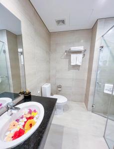 łazienka z umywalką i toaletą w obiekcie Kaira Boutique Hotel w Duong Dong