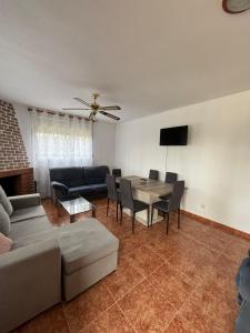 ein Wohnzimmer mit einem Sofa und einem Tisch in der Unterkunft Las Mil y Una Rosas in Avila