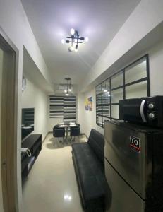 un salon avec une cuisine et une salle à manger dans l'établissement S residences Pasay , near Mall of Asia, à Manille