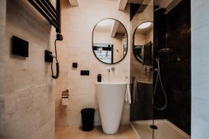 Gowidlino的住宿－Coś miłego，一间带水槽和镜子的浴室