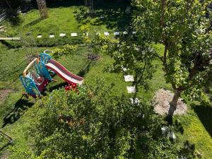 een luchtzicht op een speeltuin in een tuin bij OA's beach apartment in Vlorë