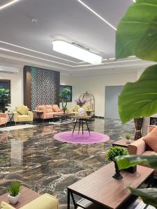 un vestíbulo con sofás y mesas en un edificio en لافانتا للشقق المخدومه - LAVANTA Hotel, en Al Khobar