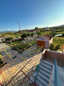Una vista de un jardín desde el tejado de una casa. en Telis apartments, en Rodas