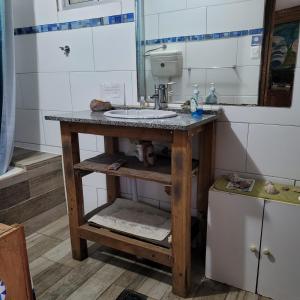 a bathroom with a sink and a mirror at Hostal El Encuentro in Bella Vista