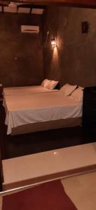 łóżko w pokoju z białą pościelą w obiekcie Djs Family Rest w mieście Kataragama