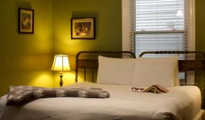Un dormitorio con una cama con un tronco. en Carisbrooke Inn Bed & Breakfast, en Ventnor City