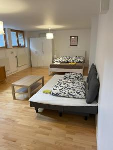 um quarto com duas camas e uma mesa em Villa Room em Malmo