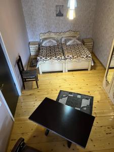 una camera da letto con un letto e un tavolo di Guest House Latali a Mestia