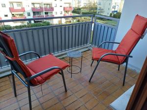 2 stoelen en een tafel op een balkon bij feel-good-appartements in Karlsruhe