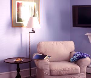 sala de estar con silla y lámpara en Carisbrooke Inn Bed & Breakfast en Ventnor City