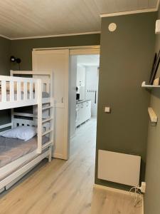 Rúm í herbergi á Bränntorps Gård