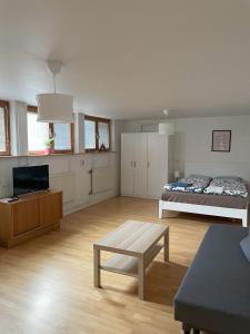 Sala de estar amplia con cama y mesa en Villa Room, en Malmö